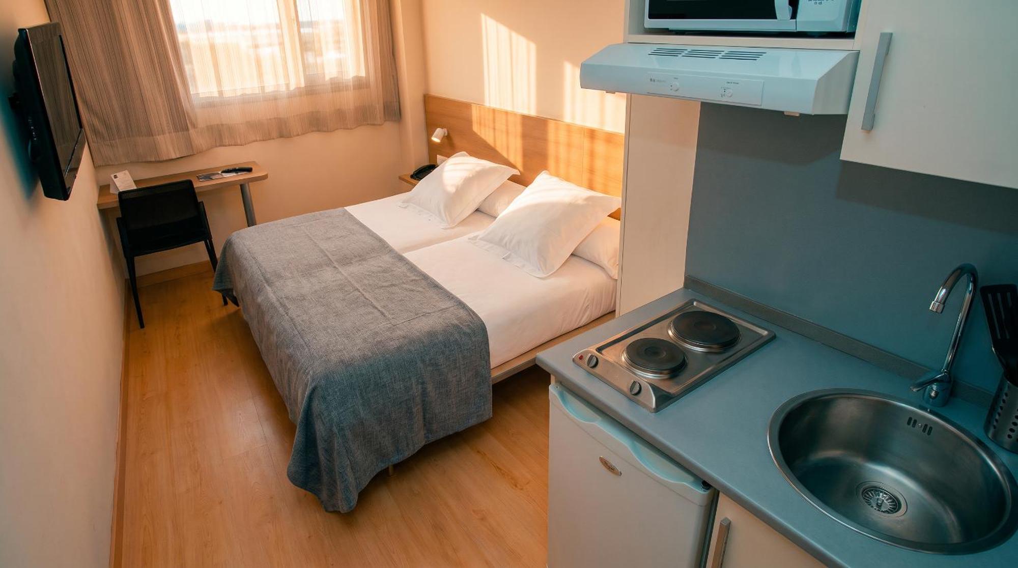 Quarto com Cama de Casal ou 2 de Solteiro e Cozinha Compacta
